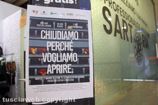 Viterbo - Lo sciopero dei negozi del centro commerciale Tuscia