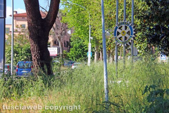 Viterbo - Il giardino con il monumento del Rotary