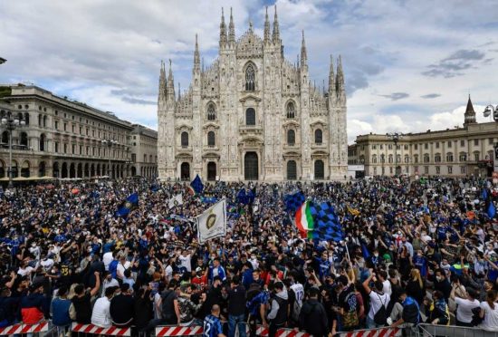 Inter - Tifosi al Duomo per lo scudetto