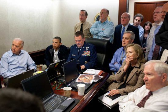 La foto scattata da Pete Souza all'interno della "situation room"