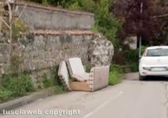 Via del Crocifisso - Il divano abbandonato