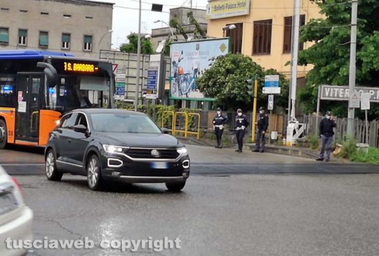 Abbattuta la sbarra del passaggio a livello