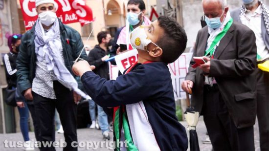 Viterbo - La manifestazione a sostegno della Palestina in piazza della Repubblica