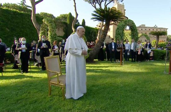Il papa ai giardini vaticani in occasione del rosario per invocare la fine della pandemia