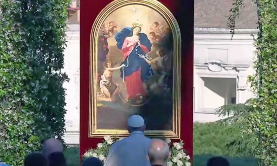 Papa Francesco prega davanti all'icona della Madonna Knotenloeserin