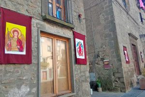 Vitorchiano - Gli studenti realizzano gli stendardi di San Michele