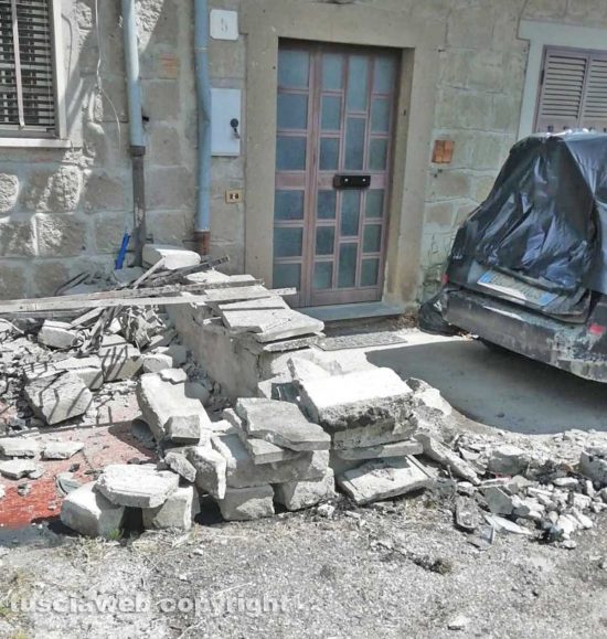 Montefiascone - Il muretto abbattuto in via Grilli