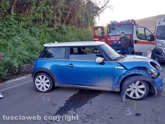 Auto contro auto sulla Cimina