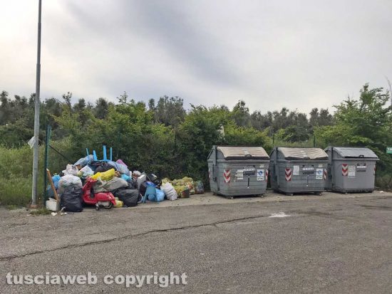 Viterbo - L'isola ecologica tra strada Quartuccio e strada Sasso San Pellegrino