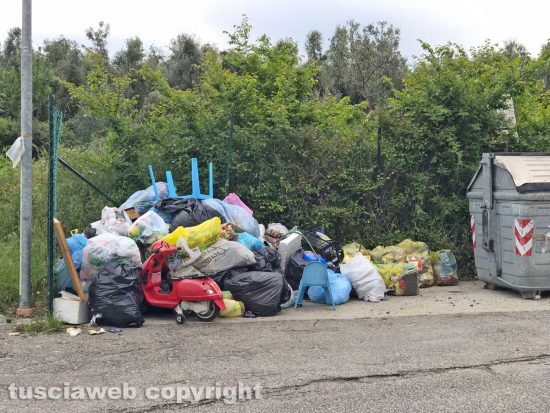 Viterbo - L'isola ecologica tra strada Quartuccio e strada Sasso San Pellegrino