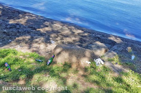 Montefiascone - Rifiuti sul lungolago