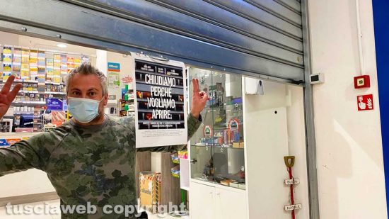 Viterbo - Lo sciopero dei negozi del centro commerciale Tuscia