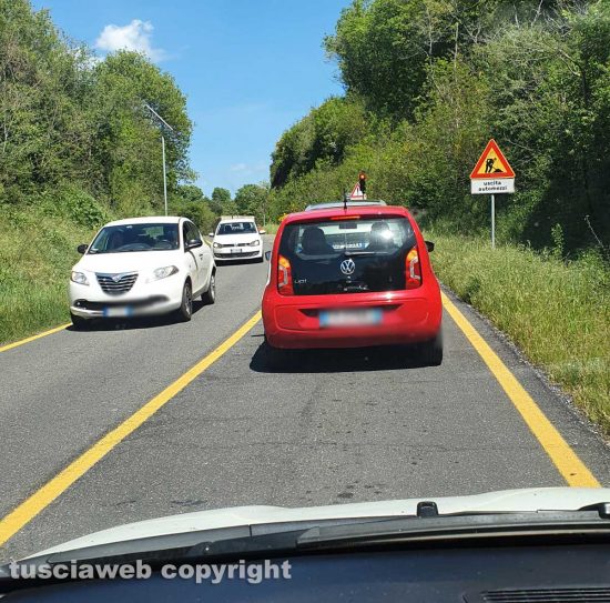 Viterbo - La fila di auto per il semaforo in strada Acquabianca