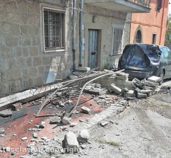 Il muretto abbattuto e la Scenic danneggiata