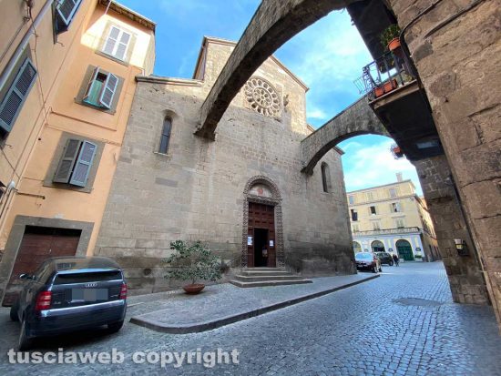 Viterbo - La chiesa di San Giovanni in Zoccoli lungo via Mazzini