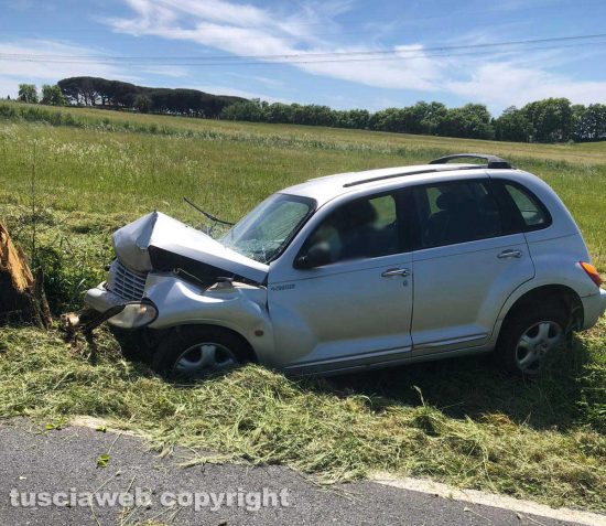 Bagnoregio - L'auto coinvolta nell'incidente sulla Umbro-casentinese