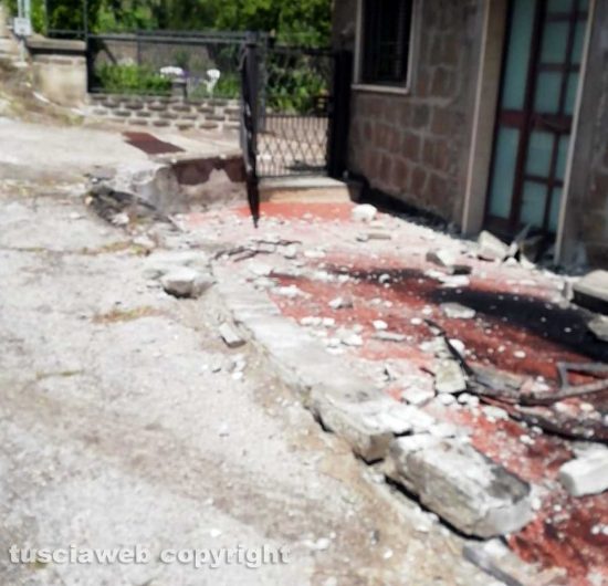 Montefiascone - Il muretto abbattuto in via Grilli 