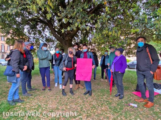Viterbo - Il sit in delle associazioni in piazza della Rocca