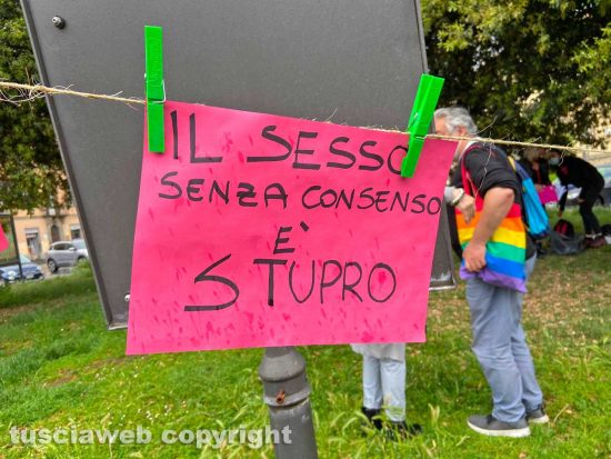 Viterbo - Il sit in delle associazioni in piazza della Rocca