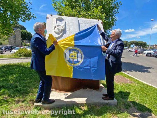 Il sindaco Arena e il presidente dell'Ordine dei medici Lanzetti scoprono il monumento