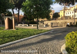 Viterbo - Uomo collassato vicino al monumento alle vittime del Covid
