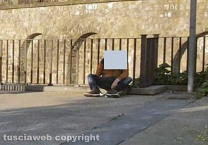 Viterbo - Uomo collassato vicino al monumento alle vittime del Covid