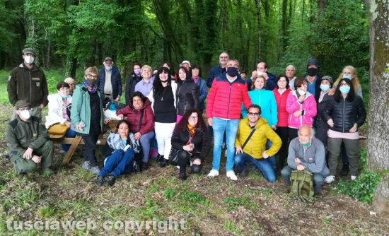 Farnese - La passeggiata nella Selva del Lamone - Il gruppo col sindaco Giuseppe Ciucci