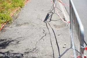 Viterbo - Il marciapiedi transennato a via Belluno