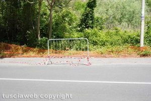 Viterbo - Il marciapiedi transennato a via Belluno