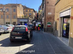 Acquapendente - Auto urta una donna e la fa cadere