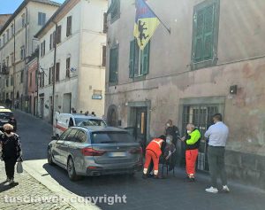 Acquapendente - Auto urta una donna e la fa cadere