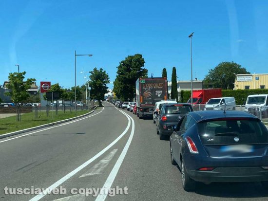 Viterbo - Cassia Nord - La lunga coda di auto per l'incidente
