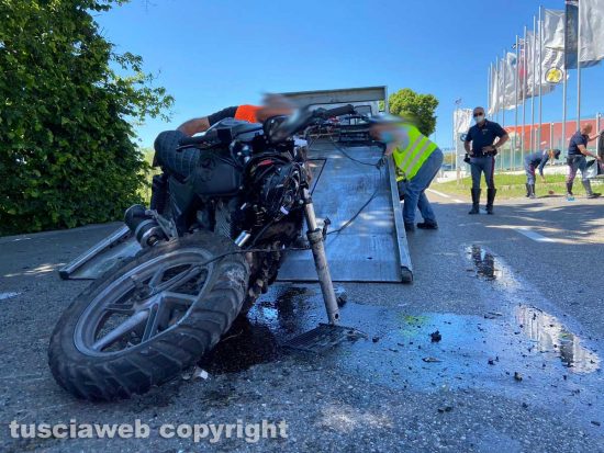 Viterbo - Cassia Nord - La moto distrutta dopo l'incidente