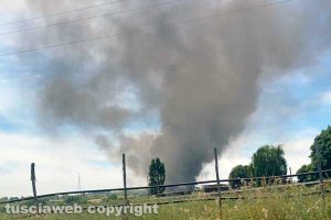 Monterosi - Incendio a ridosso della Cassia