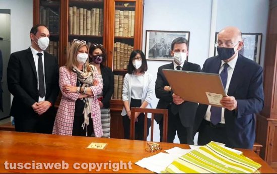 Viterbo - L'ordine degli avvocati ha regalato a Sisto un quadro con l'immagine di Palazzo dei papi