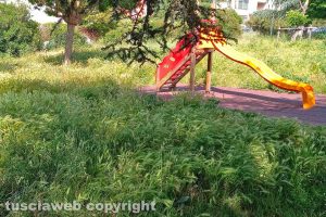 Incuria al parco in piazzale dei Buccheri