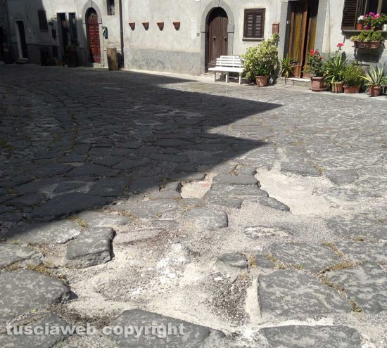 Strada dissestata a Roccalvecce