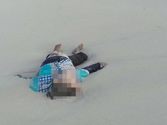 Libia - Uno dei corpi sulla spiaggia di Zuwara