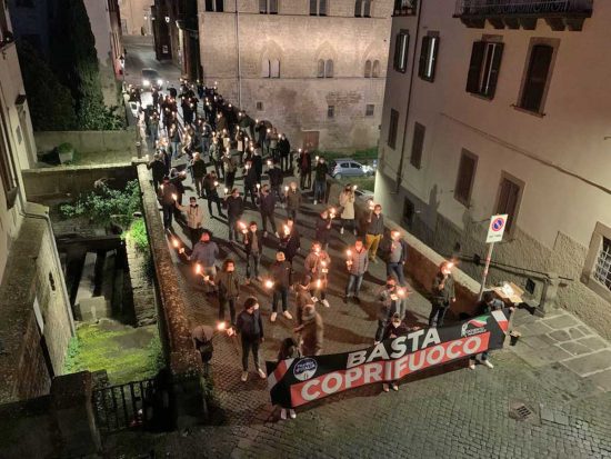 Viterbo - La fiaccolata di FdI e Gioventù nazionale contro il coprifuoco