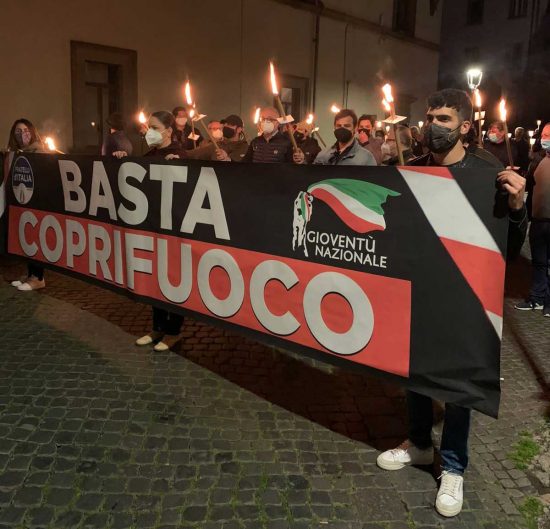 Viterbo - La fiaccolata di FdI e Gioventù nazionale contro il coprifuoco