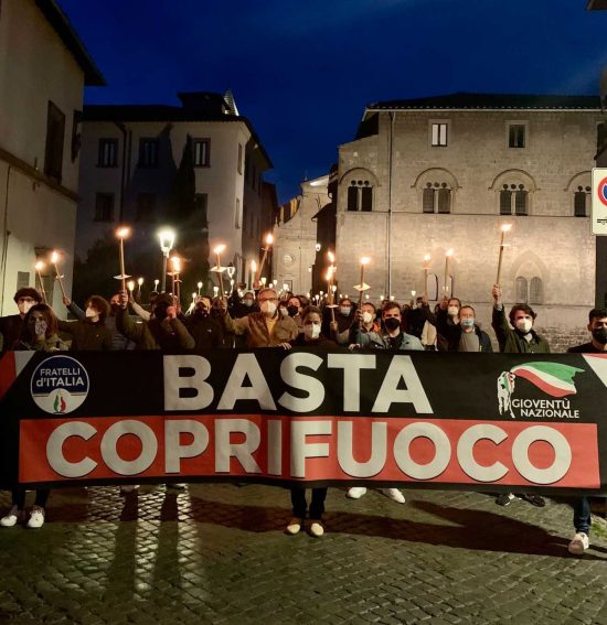 Viterbo - La fiaccolata di FdI e Gioventù nazionale contro il coprifuoco