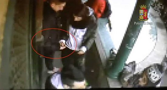 Viterbo - Spaccio al Riello - Il passaggio di droga e soldi filmato dai poliziotti