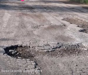 Viterbo - Buche in strada Rinaldone