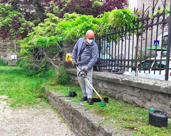 Viterbo - I residenti tagliano l'erba del parco Lubich