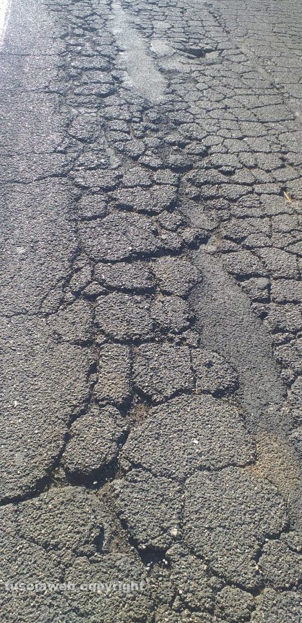 Viterbo - Strada piena di buche a Via della Pila