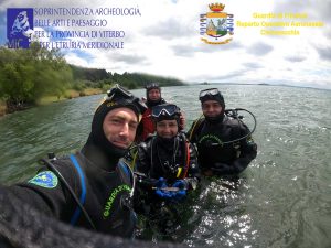 Bolsena - Sommozzatori della guardia di finanza - Ritrovati coltello e antica moneta