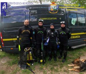 Bolsena - Sommozzatori della guardia di finanza - Ritrovati coltello e antica moneta