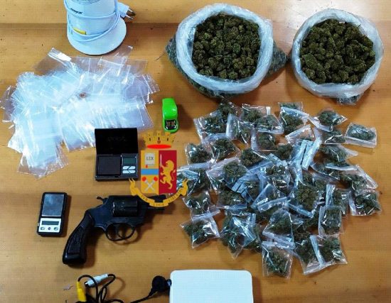 Napoli - Polizia - Droga e materiali sequestrati