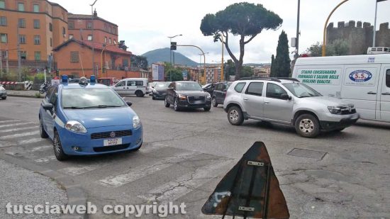 Viterbo - La polizia a piazzale Gramsci
