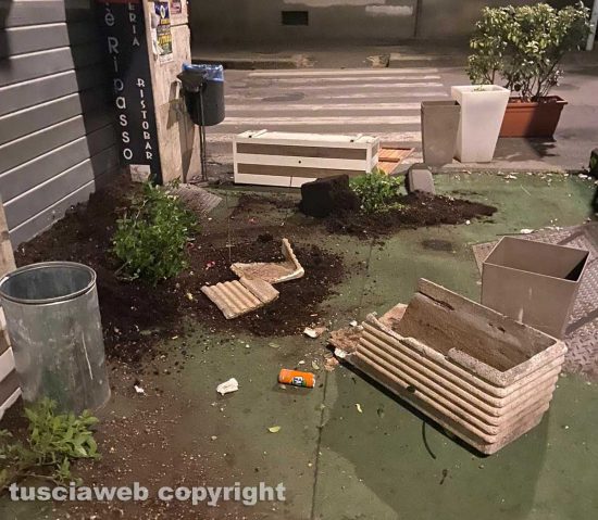 Viterbo - Vandali al bar Caffè Ripasso